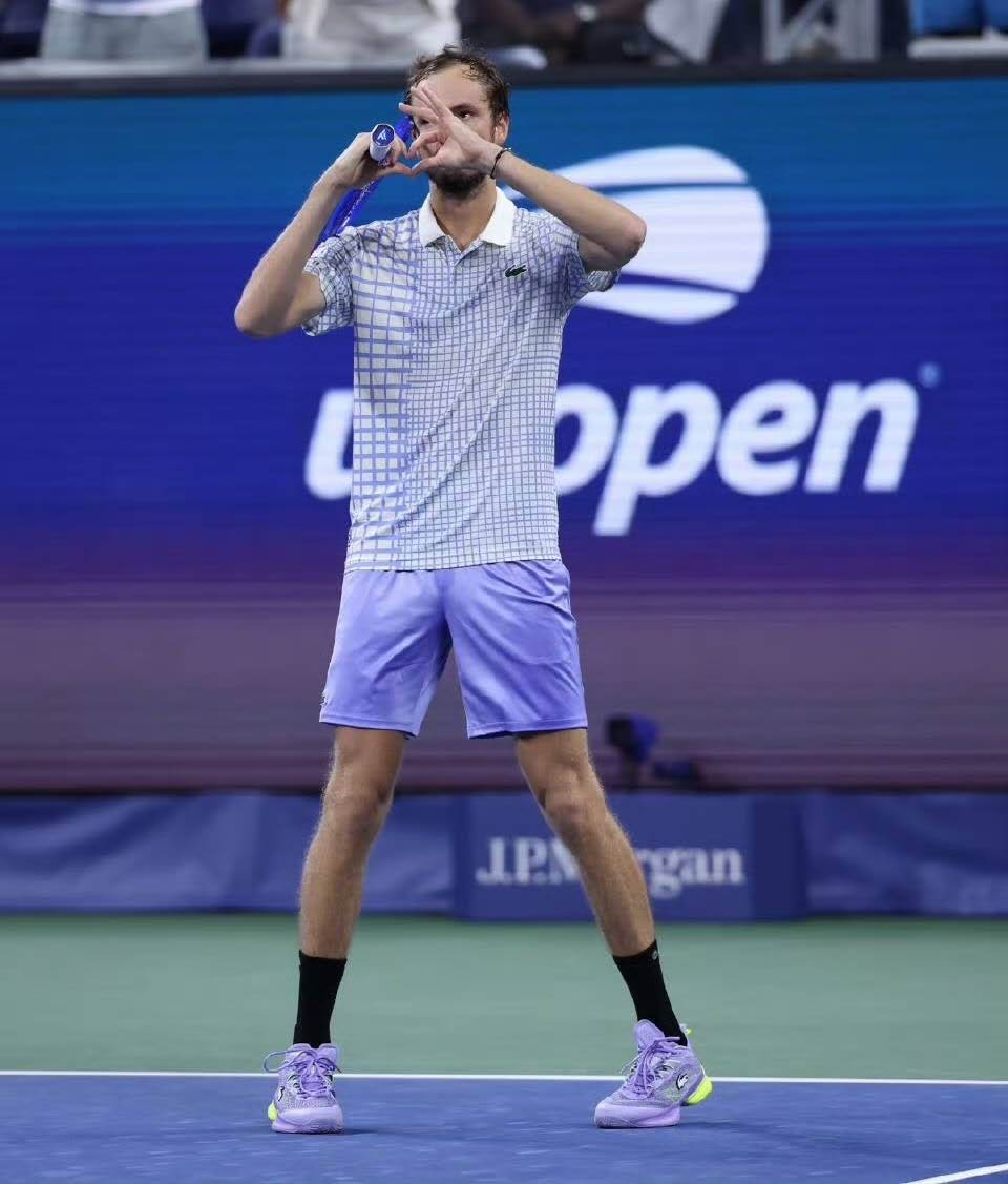 包含欧洲网球队横扫日本网球队，克耶高斯打破历史纪录的词条