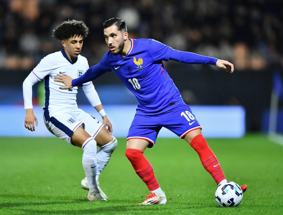 关于里昂俱乐部领先优势扩大，高居榜首的信息