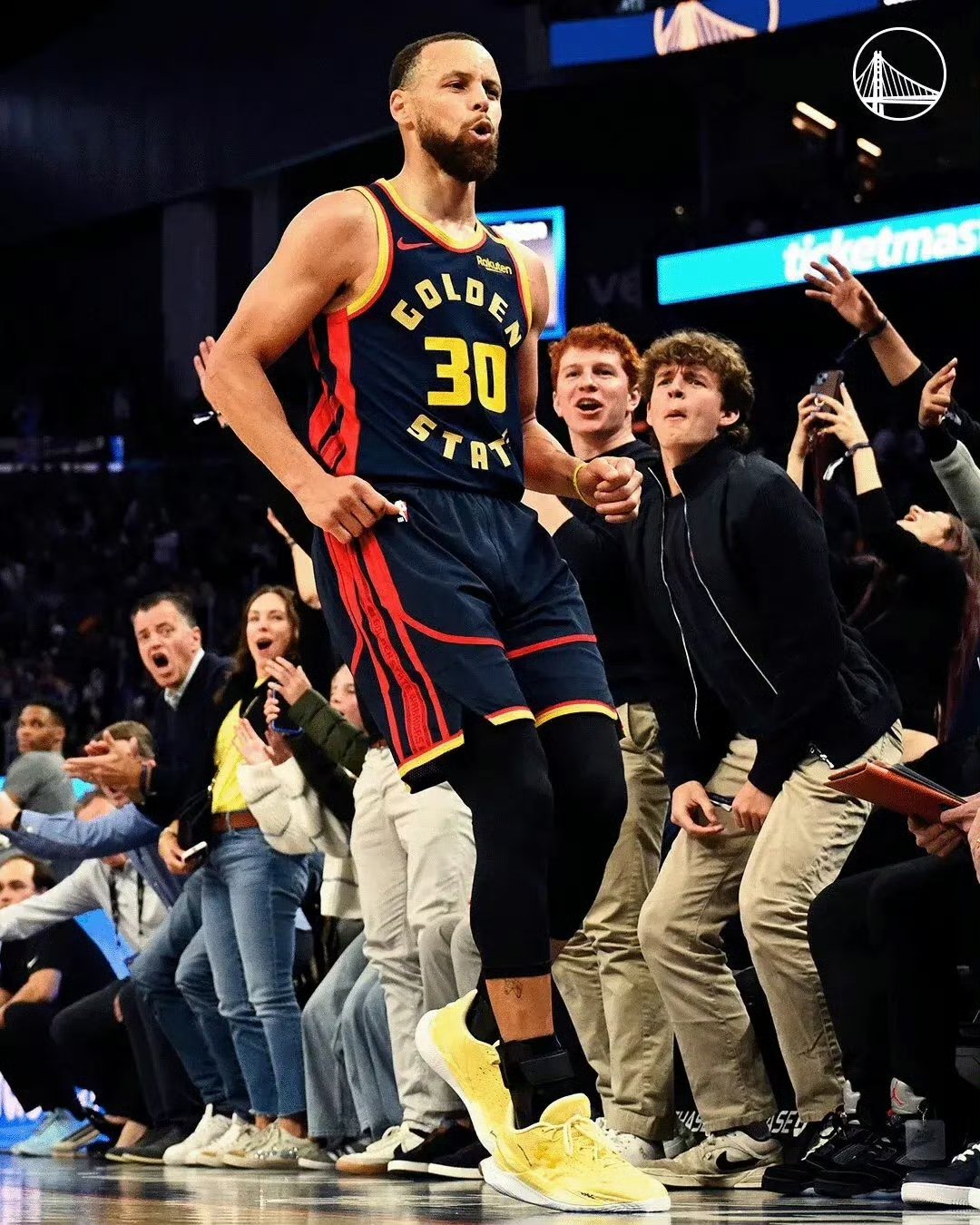 九游娱乐网页-勇士双核联手出击，球队战术轮转得当