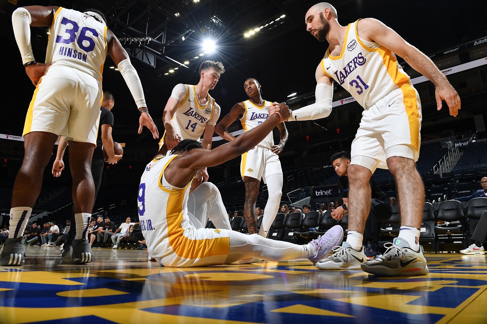 热火对阵湖人,NBA比赛争夺激烈 热火对阵湖人,NBA比赛争夺激烈