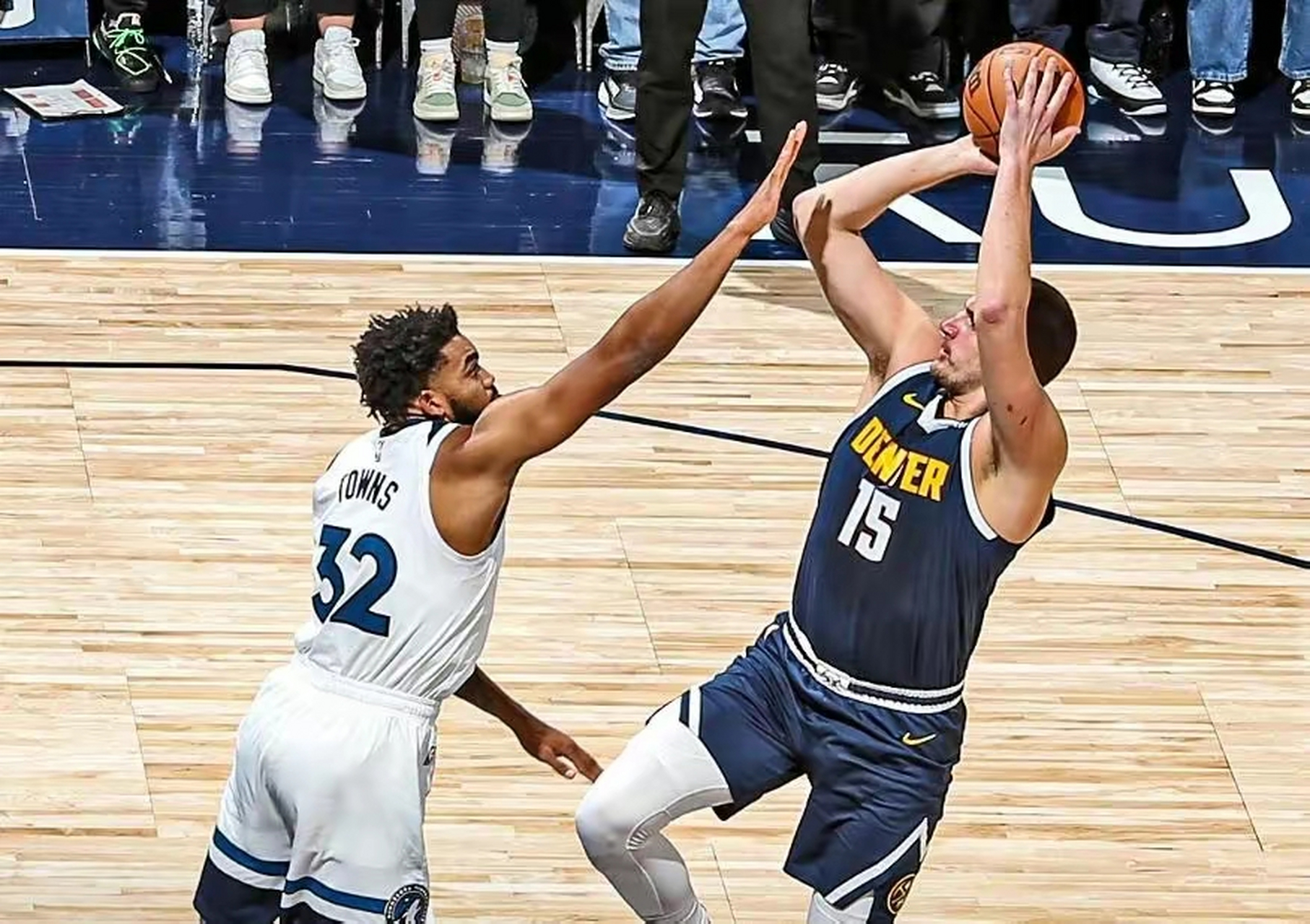 太阳中锋再度砍下三双，领导球队击败掘金的简单介绍