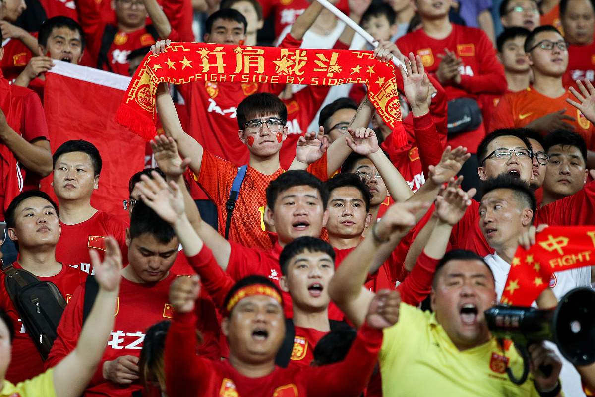 运动员们激情奋战，以全力比拼争取成功的简单介绍