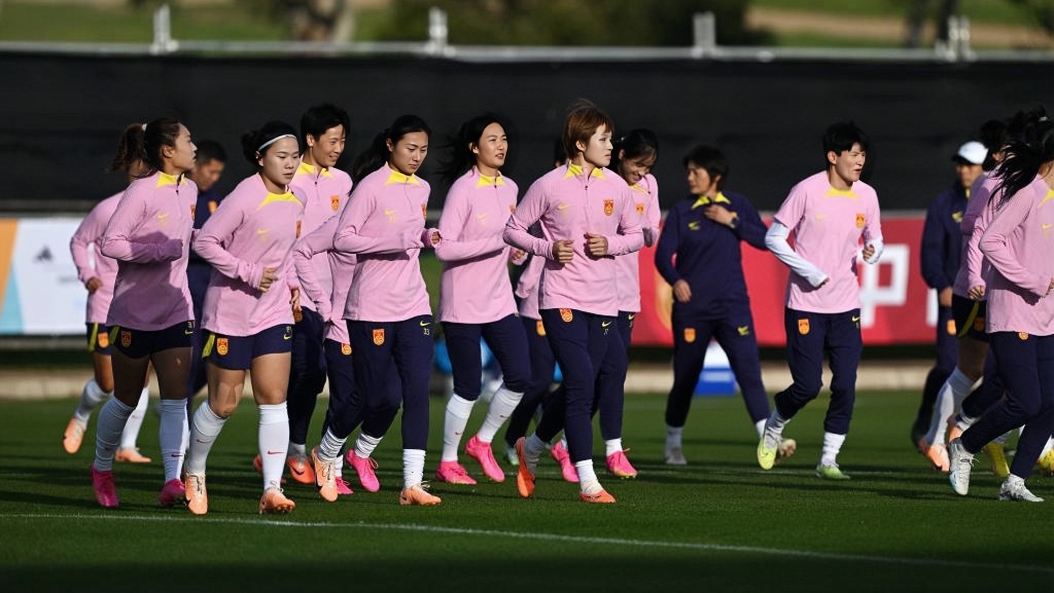 足球比赛女子队伍展现团队合作