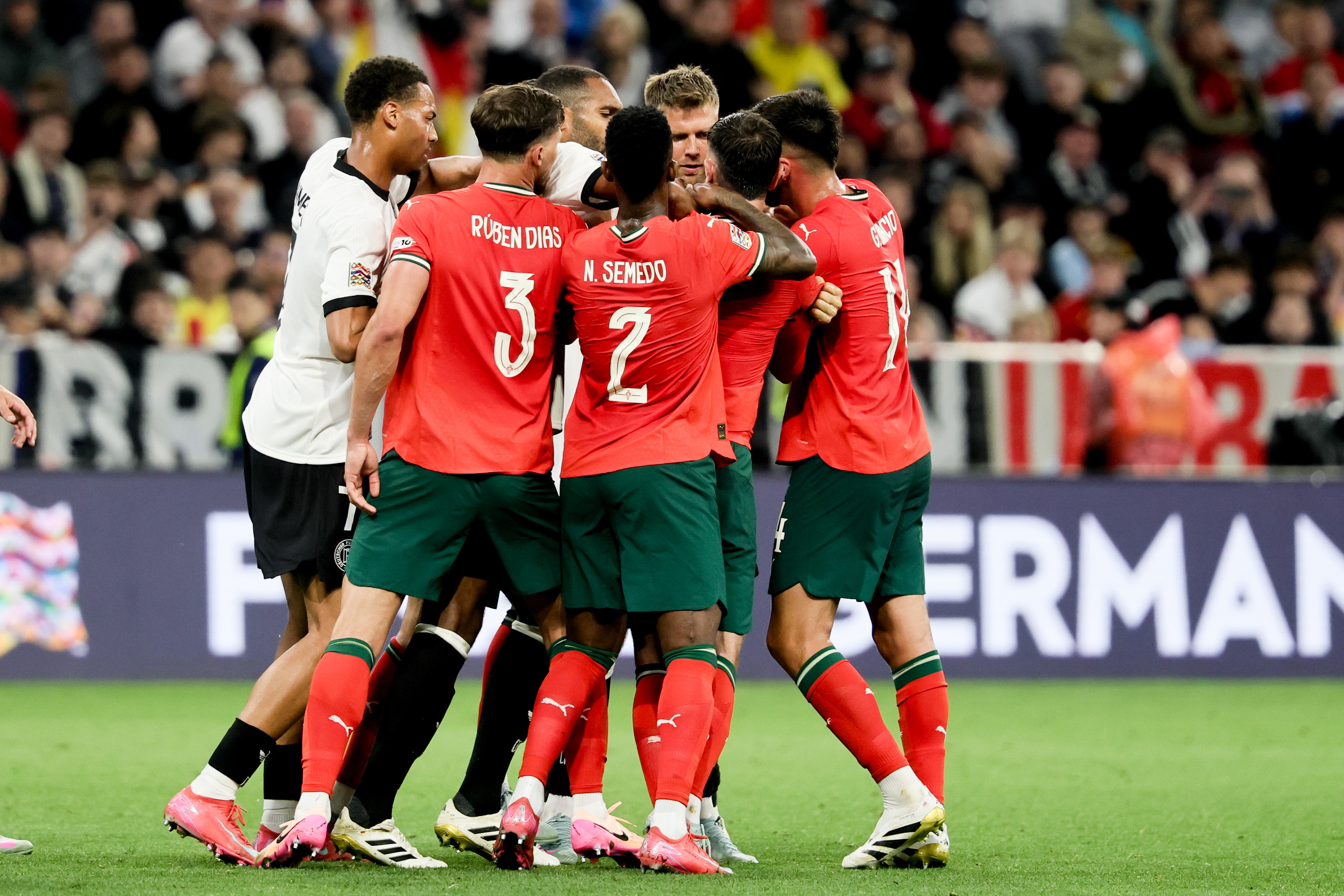 包含葡萄牙小组赛失利,遭遇欧国联淘汰的词条 包含葡萄牙小组赛失利,遭遇欧国联淘汰的词条