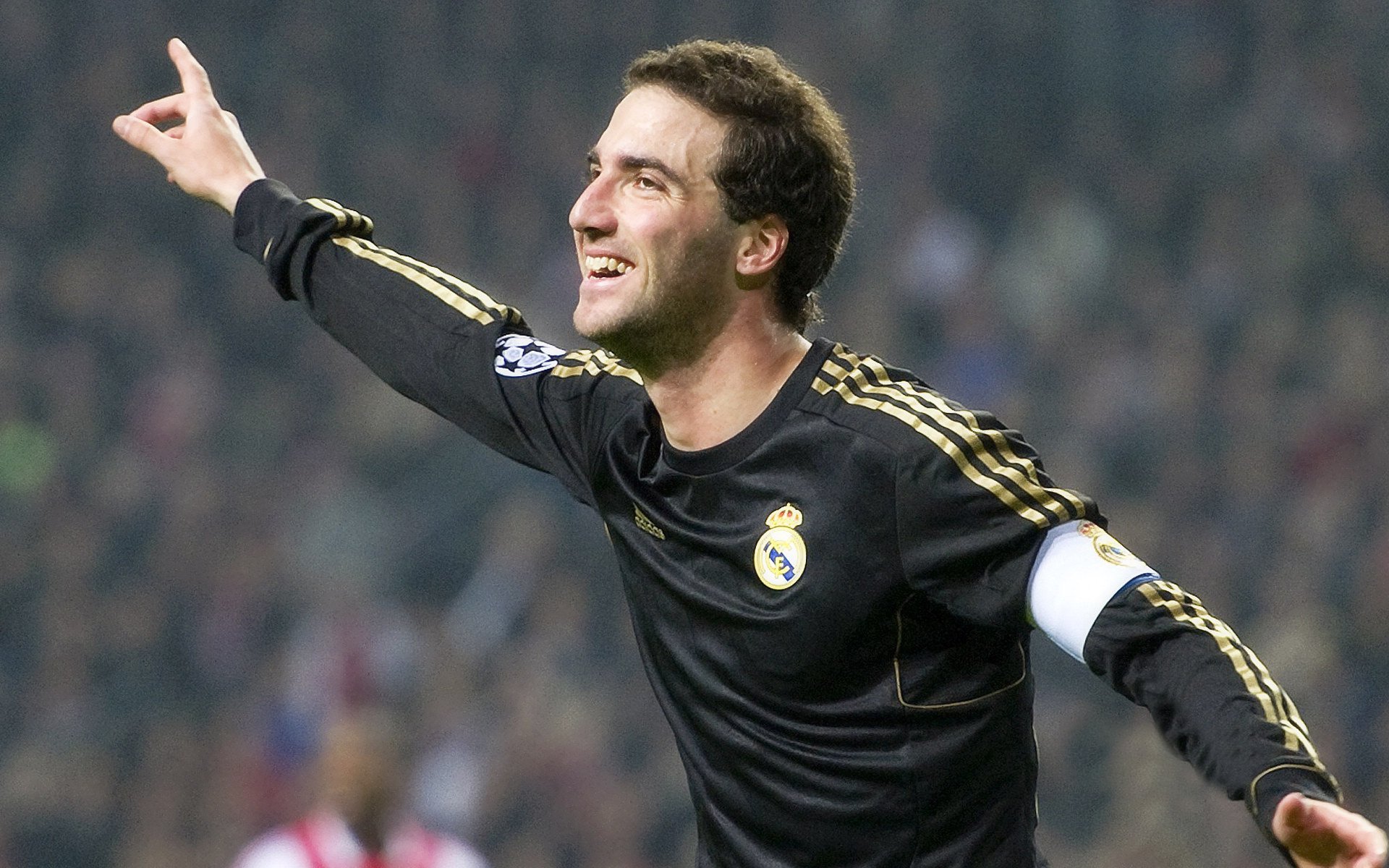 当骑士的铁蹄踏过布鲁克林,约基奇在绿茵场加冕为王—跨界传奇的统治力启示录